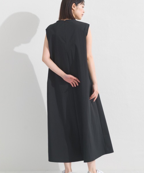 OMNES(オムネス)の「撥水加工ノースリーブフレアロングワンピース(ワンピース・レディース・ネイビー/ブラック/モカ・FREE)」の6枚目の写真