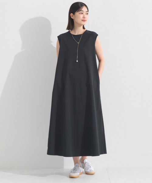 OMNES(オムネス)の「撥水加工ノースリーブフレアロングワンピース(ワンピース・レディース・ネイビー/ブラック/モカ・FREE)」の8枚目の写真