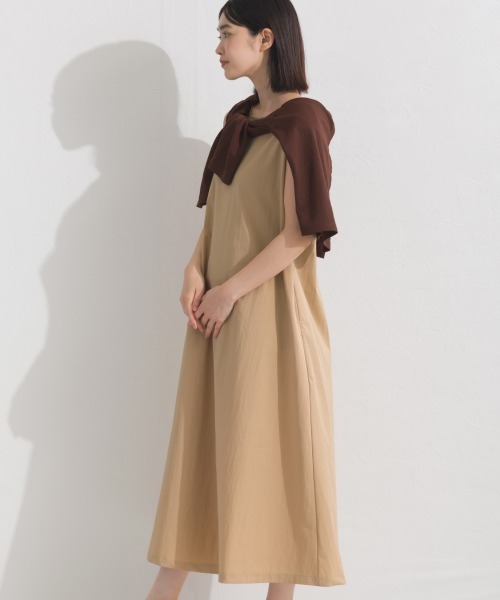 OMNES(オムネス)の「撥水加工ノースリーブフレアロングワンピース(ワンピース・レディース・ネイビー/ブラック/モカ・FREE)」の10枚目の写真