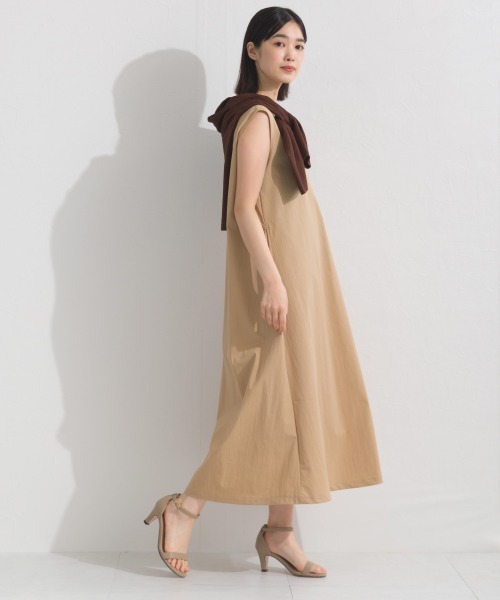 OMNES(オムネス)の「撥水加工ノースリーブフレアロングワンピース(ワンピース・レディース・ネイビー/ブラック/モカ・FREE)」の13枚目の写真