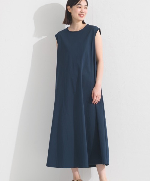 OMNES(オムネス)の「撥水加工ノースリーブフレアロングワンピース(ワンピース・レディース・ネイビー/ブラック/モカ・FREE)」の14枚目の写真