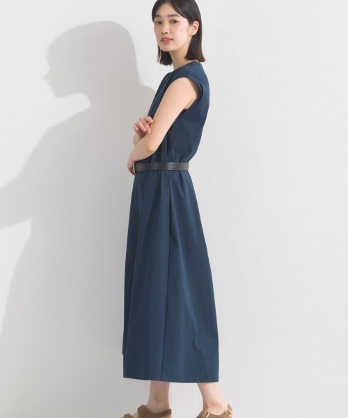 OMNES(オムネス)の「撥水加工ノースリーブフレアロングワンピース(ワンピース・レディース・ネイビー/ブラック/モカ・FREE)」の15枚目の写真