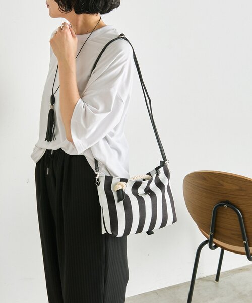ear PAPILLONNER(イアパピヨネ)の「【TERESA CAMBI(テレサカンビ)】ear別注ストライプショルダーバッグ(ショルダーバッグ・レディース・ホワイト・FREE)」の1枚目の写真