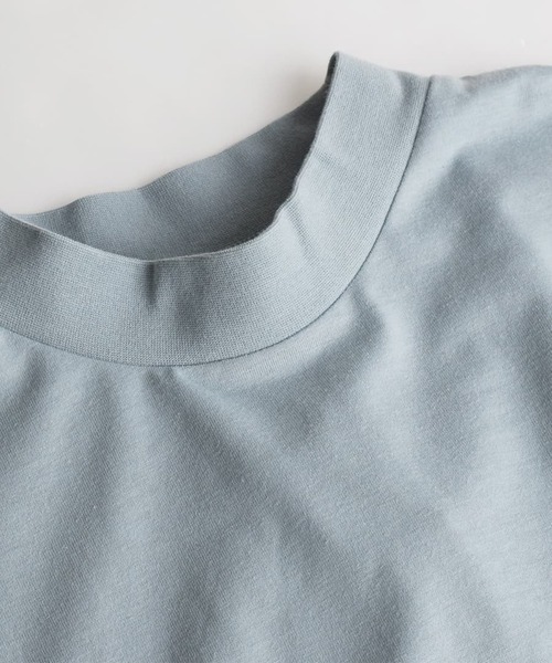 zootie(ズーティー)の「URBAN PLUS ハイネックカットソー(Tシャツ/カットソー・レディース・ライトベージュ/ネイビー/オフホワイト/テラコッタ/スモークピンク/チャコール/ダークグリーン/ブラック/ライトブルー/ブラウン系その他/グレイッシュベージュ/グレイッシュブルー・フリー)」の17枚目の写真