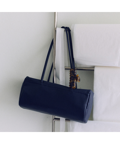 OVHEE（オヴェイ）の「アルロボウリングショルダーバッグ Arlo Bowling Shoulder Bag（ショルダーバッグ・レディース・ブラック/アイボリー・FREE）」の2枚目の写真