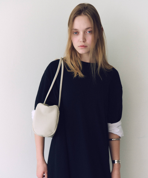 OVHEE（オヴェイ）の「アルロボウリングショルダーバッグ Arlo Bowling Shoulder Bag（ショルダーバッグ・レディース・ブラック/アイボリー・FREE）」の3枚目の写真