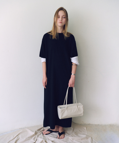 OVHEE（オヴェイ）の「アルロボウリングショルダーバッグ Arlo Bowling Shoulder Bag（ショルダーバッグ・レディース・ブラック/アイボリー・FREE）」の4枚目の写真