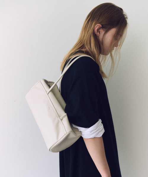 OVHEE（オヴェイ）の「アルロボウリングショルダーバッグ Arlo Bowling Shoulder Bag（ショルダーバッグ・レディース・ブラック/アイボリー・FREE）」の5枚目の写真