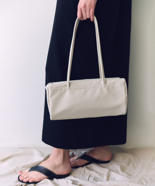 OVHEE（オヴェイ）の「アルロボウリングショルダーバッグ Arlo Bowling Shoulder Bag（ショルダーバッグ・レディース・ブラック/アイボリー・FREE）」の6枚目の写真