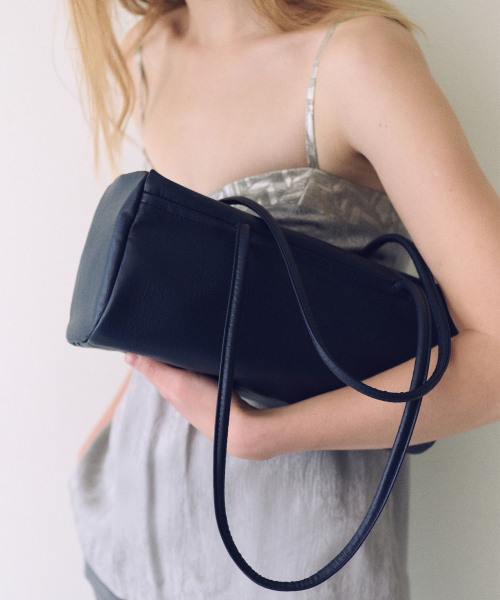 OVHEE（オヴェイ）の「アルロボウリングショルダーバッグ Arlo Bowling Shoulder Bag（ショルダーバッグ・レディース・ブラック/アイボリー・FREE）」の12枚目の写真