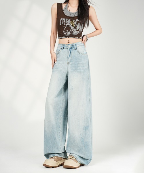 AMAJI(アマジ)の「裾クラッシュ加工 ストレートデニムパンツ(デニムパンツ・レディース・ライトブルー・SMALL/MEDIUM/LARGE/X-LARGE)」の2枚目の写真