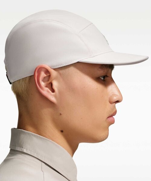 ACG（エィシージー）の「ナイキ ACG フライ アンストラクチャード キャップ / Nike ACG Fly Unstructured Cap IH8673-104 Light Orewood Brown（キャップ・メンズ・ブラウン系その他・M/L/S/M/L/XL）」の4枚目の写真