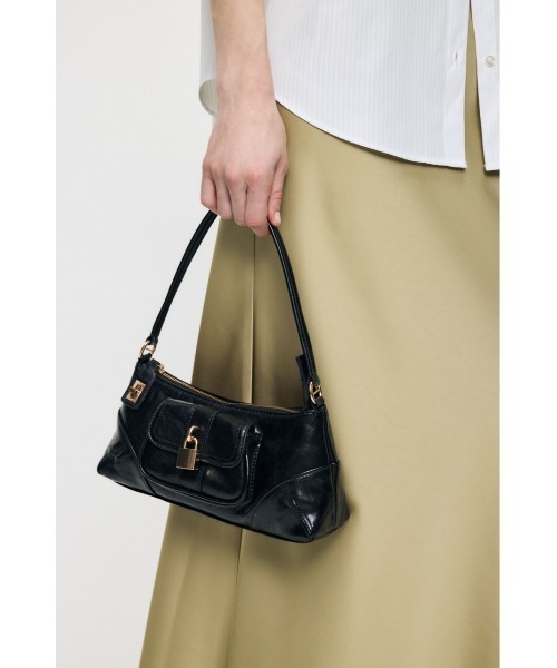 MOUSSY(マウジー)の「【26年AW新作】METAL STATUS ショルダーバッグ(ショルダーバッグ・レディース・ボルドー/ブラウン系その他/ブラック・FREE)」の4枚目の写真
