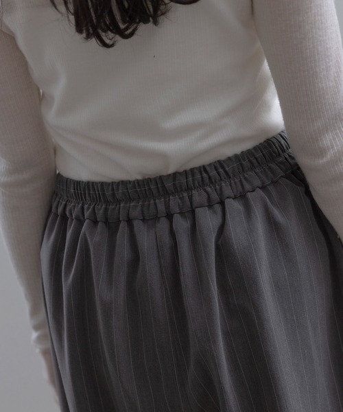 Eimee Law(エイミーロウ)の「ピンストライプ レースフリルベスト×パンツ セットアップ(セットアップ・レディース・ダークグレー/ブラック・MEDIUM)」の12枚目の写真