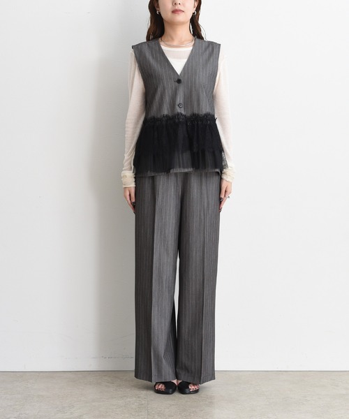 Eimee Law(エイミーロウ)の「ピンストライプ レースフリルベスト×パンツ セットアップ(セットアップ・レディース・ダークグレー/ブラック・MEDIUM)」の15枚目の写真