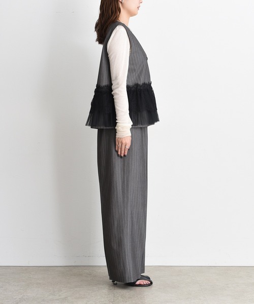Eimee Law(エイミーロウ)の「ピンストライプ レースフリルベスト×パンツ セットアップ(セットアップ・レディース・ダークグレー/ブラック・MEDIUM)」の16枚目の写真