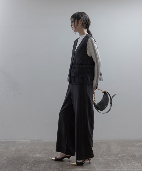Eimee Law(エイミーロウ)の「ピンストライプ レースフリルベスト×パンツ セットアップ(セットアップ・レディース・ダークグレー/ブラック・MEDIUM)」の20枚目の写真