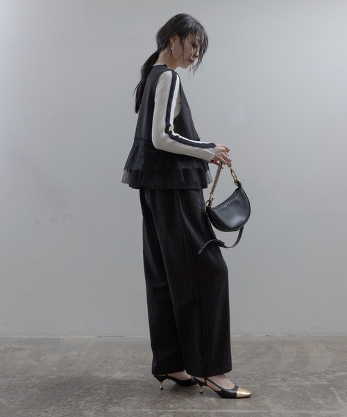 Eimee Law(エイミーロウ)の「ピンストライプ レースフリルベスト×パンツ セットアップ(セットアップ・レディース・ダークグレー/ブラック・MEDIUM)」の21枚目の写真