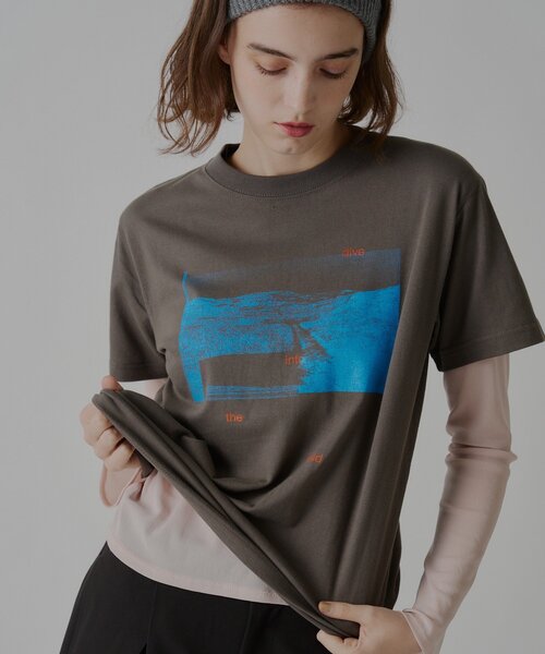 WHIMSIC(ウィムジック)の「【UNISEX/2サイズ展開】 ダイブイントューザワイルド シルクスクリーンプリントT(Tシャツ/カットソー・メンズ・ブラウン/チャコールグレー/パープル・2/1)」の16枚目の写真