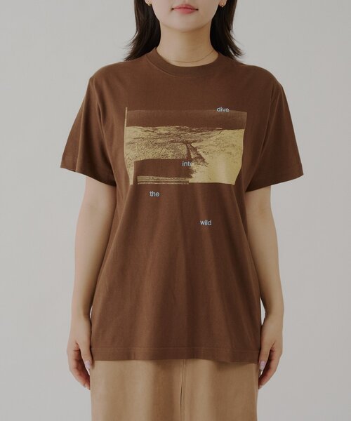 WHIMSIC(ウィムジック)の「【UNISEX/2サイズ展開】 ダイブイントューザワイルド シルクスクリーンプリントT(Tシャツ/カットソー・メンズ・ブラウン/チャコールグレー/パープル・2/1)」の4枚目の写真