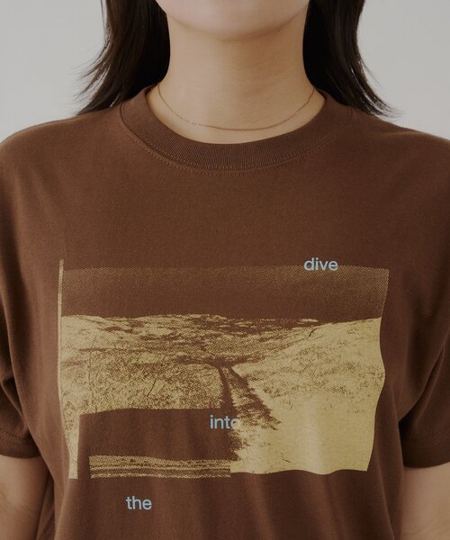 WHIMSIC(ウィムジック)の「【UNISEX/2サイズ展開】 ダイブイントューザワイルド シルクスクリーンプリントT(Tシャツ/カットソー・メンズ・ブラウン/チャコールグレー/パープル・2/1)」の7枚目の写真