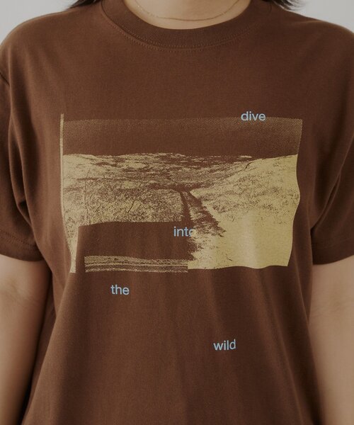 WHIMSIC(ウィムジック)の「【UNISEX/2サイズ展開】 ダイブイントューザワイルド シルクスクリーンプリントT(Tシャツ/カットソー・メンズ・ブラウン/チャコールグレー/パープル・2/1)」の8枚目の写真