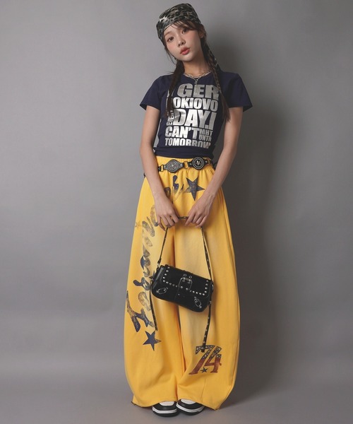 SPINNS(スピンズ)の「カラフル半袖Tシャツ/ビッグロゴ/全8色/ストリート女子(Tシャツ/カットソー・レディース・ライム/ブラック/ライトピンク/ピンク/ブルー/ネイビー/イエロー/サックスブルー・ONESIZE)」の13枚目の写真
