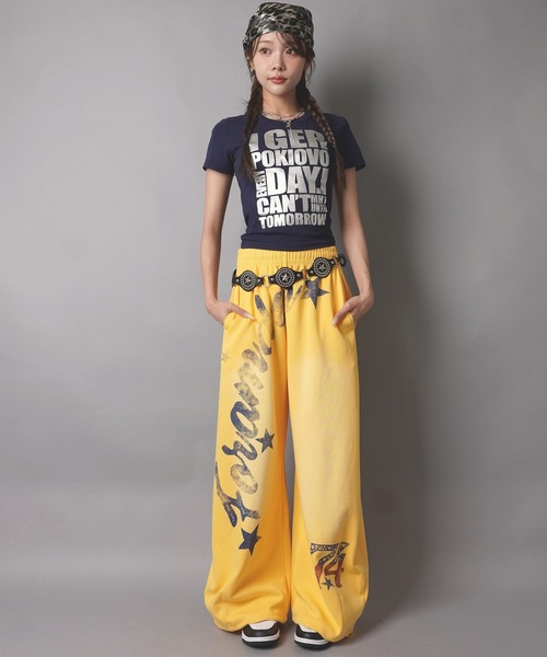 SPINNS(スピンズ)の「カラフル半袖Tシャツ/ビッグロゴ/全8色/ストリート女子(Tシャツ/カットソー・レディース・ライム/ブラック/ライトピンク/ピンク/ブルー/ネイビー/イエロー/サックスブルー・ONESIZE)」の14枚目の写真