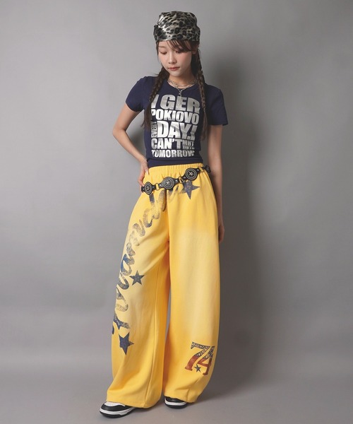 SPINNS(スピンズ)の「カラフル半袖Tシャツ/ビッグロゴ/全8色/ストリート女子(Tシャツ/カットソー・レディース・ライム/ブラック/ライトピンク/ピンク/ブルー/ネイビー/イエロー/サックスブルー・ONESIZE)」の15枚目の写真