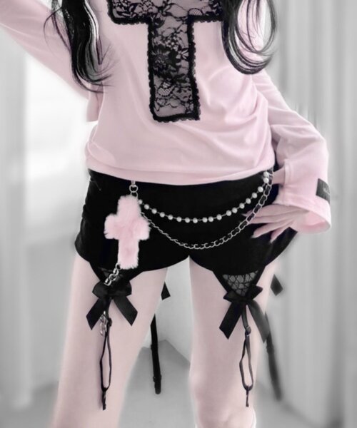 OLIVE des OLIVE（オリーブデオリーブ）の「【インフルエンサー企画】miko cross charm short pants（その他パンツ・レディース・ピンク/ブラック・FREE）」の2枚目の写真