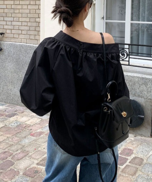FAVORITO(ファヴォリート)の「デザインオフショルダートップス(シャツ/ブラウス・レディース・ホワイト/ブラック・F)」の16枚目の写真