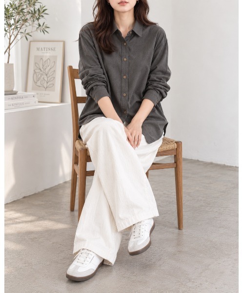 FAZVY(ファズビー)の「深みカラーで季節を纏う こなれリラックスシャツ(シャツ/ブラウス・レディース・ベージュ/レッド/グレー・M/L/S)」の8枚目の写真