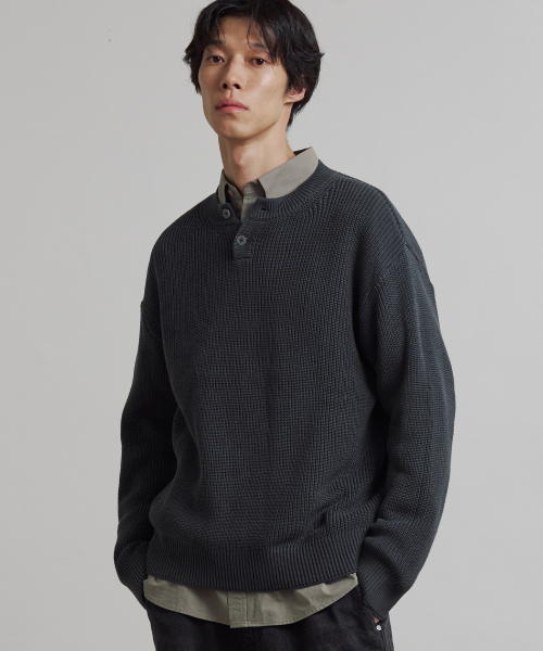 KNITTED(ニッティド)の「コットンヘンリーネックワッフルニットチャコール(ニット/セーター・メンズ・その他・M/L/XL)」の1枚目の写真