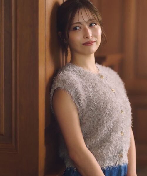 COHINA(コヒナ)の「チュールフェザーニットベスト 【低身長・小柄女性】(ニット/セーター・レディース・ピンク/オフホワイト/グレイッシュベージュ・ONE SIZE)」の4枚目の写真