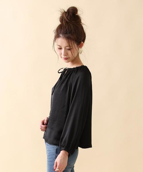 coen（コーエン）の「ヴィンテージサテンギャザーブラウス（シャツ/ブラウス・レディース・ナチュラル/ブラック・FREE）」の6枚目の写真