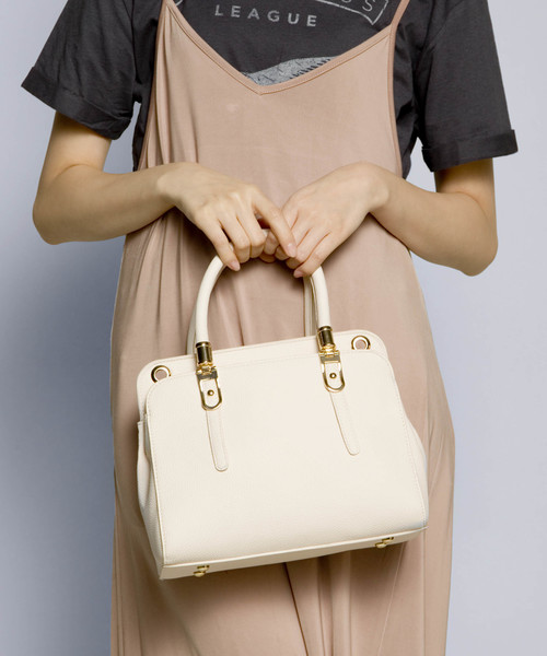 PLAIN CLOTHING（プレーンクロージング）の「ベルトハンドバッグ【PLAIN CLOTHING】（ハンドバッグ・レディース・レッド/キャメル/ベージュ/ネイビー/ブラック/グレー/アイボリー・FREE）」の2枚目の写真