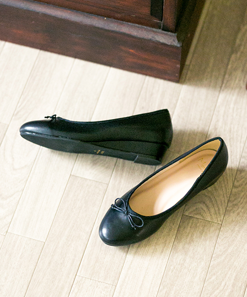 menue（メヌエ）の「ウエッジヒール ラウンドトゥ バレエシューズ（バレエシューズ・レディース・ブラック系その他/ブラック系その他2/ブラック/グレー/ブラウン系その他/ベージュ/レッド/レッド系その他/マスタード/モスグリーン/ブルー系その他/チャコールアッシュ/ワインレッド/ブラック系その他3・39/41/38/34/36/37/35/40）」の3枚目の写真