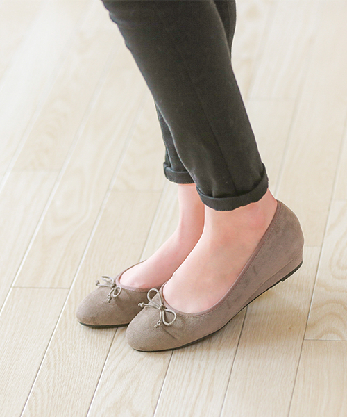 menue（メヌエ）の「ウエッジヒール ラウンドトゥ バレエシューズ（バレエシューズ・レディース・ブラック系その他/ブラック系その他2/ブラック/グレー/ブラウン系その他/ベージュ/レッド/レッド系その他/マスタード/モスグリーン/ブルー系その他/チャコールアッシュ/ワインレッド/ブラック系その他3・39/41/38/34/36/37/35/40）」の6枚目の写真