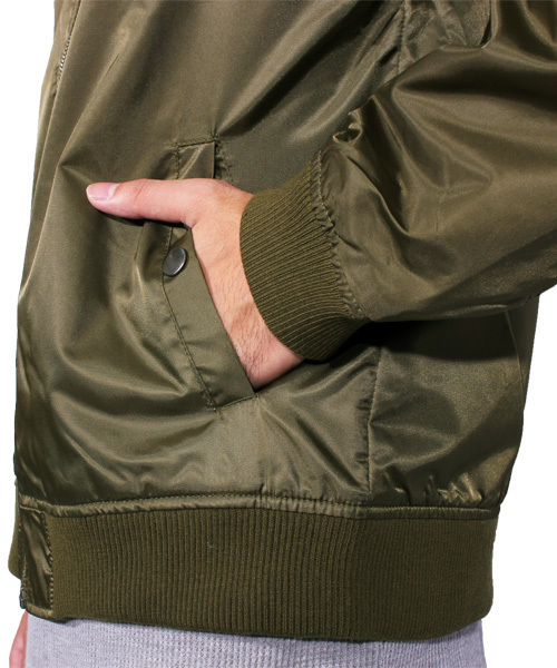 ８(eight)（エイト）の「MA-1 ミリタリージャケット ブルゾン フライトジャケット（MA-1・メンズ・ブラック/カーキ・MEDIUM/LARGE/X-LARGE）」の13枚目の写真