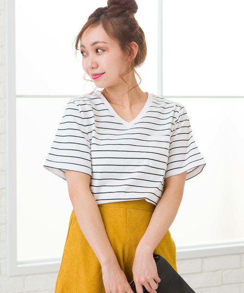 SpRay（スプレイ）の「ポケ付Ｖネック　Ｔシャツ（Tシャツ/カットソー・レディース・ホワイト/グレー/レッド/マスタード/カーキ/ネイビー/パープル/ホワイト×ブラック/ブラック/ピンク系その他/キャメル/ライトパープル/イエロー系その他/ベージュ・FREE）」の2枚目の写真