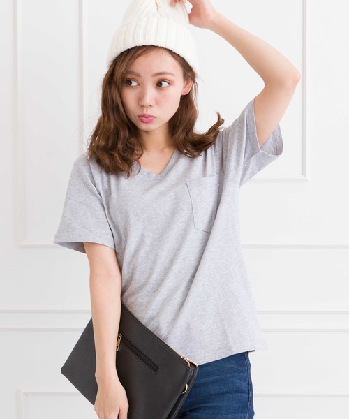 SpRay（スプレイ）の「ポケ付Ｖネック　Ｔシャツ（Tシャツ/カットソー・レディース・ホワイト/グレー/レッド/マスタード/カーキ/ネイビー/パープル/ホワイト×ブラック/ブラック/ピンク系その他/キャメル/ライトパープル/イエロー系その他/ベージュ・FREE）」の4枚目の写真