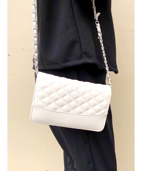 CLEA（クレア）の「キルティングチェーン ミニショルダーバッグ（ショルダーバッグ・レディース・アイボリー/ベージュ/ブラック・FREE）」の2枚目の写真