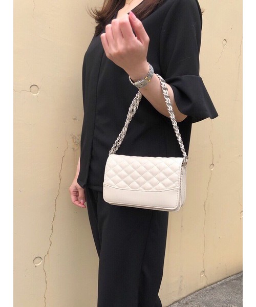 CLEA（クレア）の「キルティングチェーン ミニショルダーバッグ（ショルダーバッグ・レディース・アイボリー/ベージュ/ブラック・FREE）」の9枚目の写真