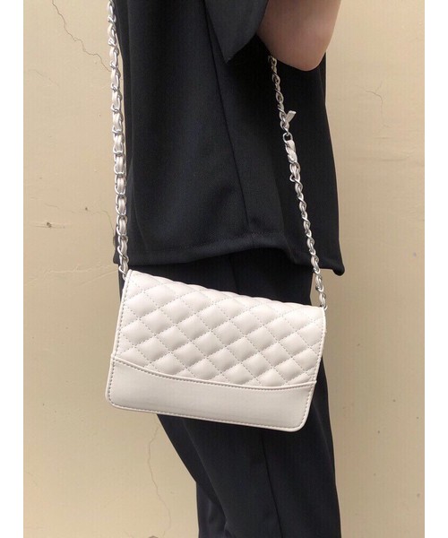 CLEA（クレア）の「キルティングチェーン ミニショルダーバッグ（ショルダーバッグ・レディース・アイボリー/ベージュ/ブラック・FREE）」の10枚目の写真
