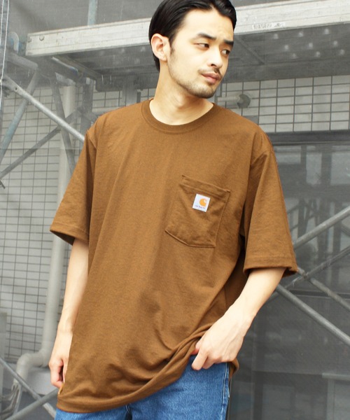 Carhartt(カーハート)の「Carhartt ポケット付きTシャツ(Tシャツ/カットソー・メンズ・ホワイト/ブラック/ベージュ/ネイビー/グリーン/ヘザーグレー/ワイン/ブルー系その他/ダークグレー/グレー系その他/ブラック系その他/ブルー系その他2/レッド系その他/ブルー系その他3/レッド系その他2/グリーン系その他/ダークブラウン/チャコールグレー/グリーン系その他2/グリーン系その他3/ブルー系その他5/ブルー系その他6/コーラルピンク/レッド系その他3/オレンジ系その他/ゴールド系その他/ブルー系その他4/ブラウン系その他/グリーン系その他4/その他1/ブルー系その他7/ブラウン系その他2/グリーン系その他5/ピンク系その他/サックスブルー/オレンジ系その他2/ピンク系その他2/レッド系その他4/ブルー系1/イエロー/グリーン系その他6/その他2・LARGE/SMALL/MEDIUM/X-LARGE/XX-LARGE)」の10枚目の写真