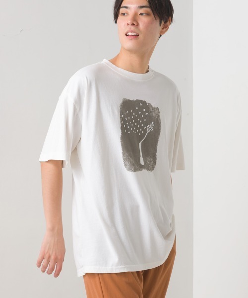 OMNES（オムネス）の「ユニセックス　-by RYOJI OBATA×OMNES プリント半袖Tシャツ（Tシャツ/カットソー・メンズ・ホワイト系その他/ブラック系その他/グレー系その他/ブラウン系その他/ベージュ系その他/グリーン系その他/ピンク系その他/ホワイト系その他2/ホワイト系その他3/ホワイト系その他4/ホワイト系その他5/ブラック系その他2/ブラック系その他3/グレー系その他2/ブラウン系その他2/ベージュ系その他2/ベージュ系その他3/グリーン系その他2/グリーン系その他3/ピンク系その他2・SMALL/MEDIUM/LARGE/X-LARGE/XX-LARGE/XXX-LARGE）」の2枚目の写真