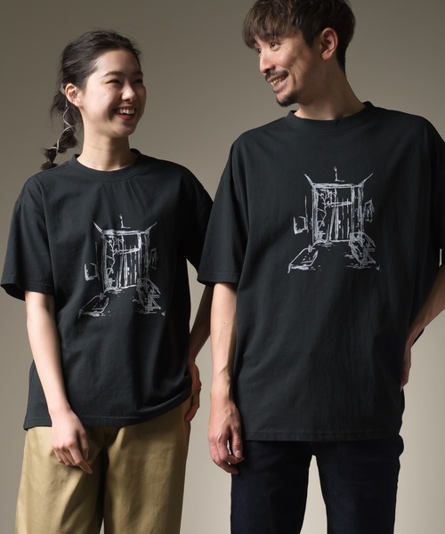 OMNES（オムネス）の「ユニセックス　-by RYOJI OBATA×OMNES プリント半袖Tシャツ（Tシャツ/カットソー・メンズ・ホワイト系その他/ブラック系その他/グレー系その他/ブラウン系その他/ベージュ系その他/グリーン系その他/ピンク系その他/ホワイト系その他2/ホワイト系その他3/ホワイト系その他4/ホワイト系その他5/ブラック系その他2/ブラック系その他3/グレー系その他2/ブラウン系その他2/ベージュ系その他2/ベージュ系その他3/グリーン系その他2/グリーン系その他3/ピンク系その他2・SMALL/MEDIUM/LARGE/X-LARGE/XX-LARGE/XXX-LARGE）」の7枚目の写真