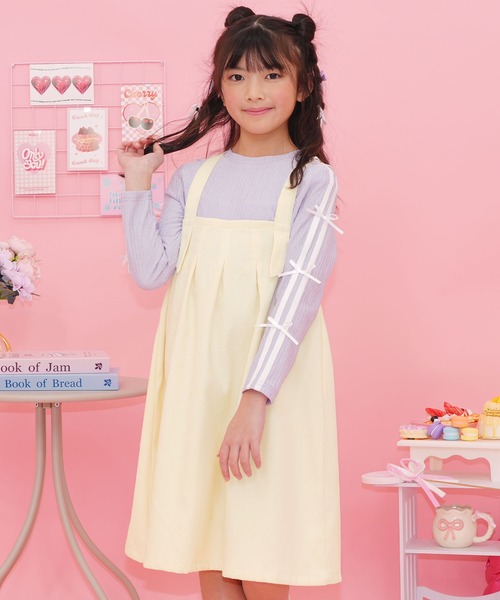 Bee des Bee（ビーデスビー）の「コーデュロイ風ジャンパースカート（ジャンパースカート・キッズ・ピンクベージュ/ブルー/ベージュ/ライトグレー/ブラック/モスグリーン/ブラック系/グリーン系/ブルー系その他/パープル/アイボリー・120cm/130cm/140cm/150cm/110cm/100cm）」の2枚目の写真