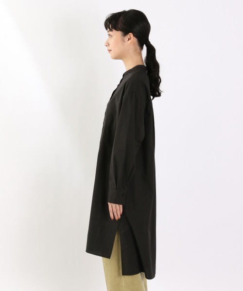 LOWRYS FARM(ローリーズファーム)の「バンドカラータックチュニック 922771(シャツ/ブラウス・レディース・ホワイト/ブラック/ブルー・FREE)」の4枚目の写真