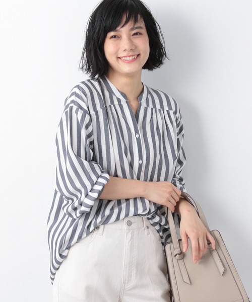 GLOBAL WORK（グローバルワーク）の「さらさらリラックスプリントブラウス/924444（シャツ/ブラウス・レディース・ライトベージュ/ブルー系その他7/ブラック系その他/ホワイト系その他3/ホワイト×ネイビー/パープル系その他2/ライトブルー/ブルー系その他6/ホワイト系その他2/ホワイト/ブルー系その他・MEDIUM/LARGE/SMALL）」の3枚目の写真